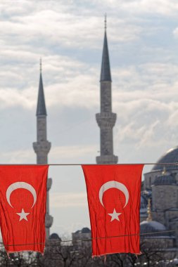 Türkiye, İstanbul, Türk bayrakları ve Sultanahmet İmparatorluk Camii, aynı zamanda Mavi Cami olarak da bilinir (mimar Mehmet tarafından 17. yüzyılda inşa edilmiştir.)