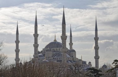 Türkiye, İstanbul, Sultanahmet İmparatorluk Camii 'nin (17. yüzyılda mimar Mehmet tarafından inşa edilen ve Mavi Cami olarak da bilinen) manzarası)