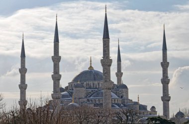 Türkiye, İstanbul, Sultanahmet İmparatorluk Camii 'nin (17. yüzyılda mimar Mehmet tarafından inşa edilen ve Mavi Cami olarak da bilinen) manzarası)