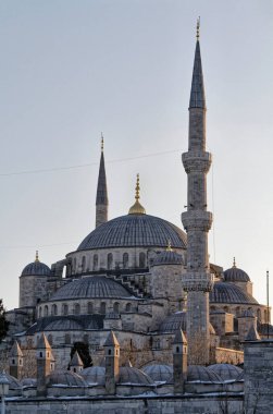 Türkiye, İstanbul, Sultanahmet İmparatorluk Camii 'nin (17. yüzyılda mimar Mehmet tarafından inşa edilen ve Mavi Cami olarak da bilinen) manzarası)