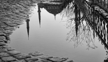 Türkiye, İstanbul, Sultanahmet İmparatorluk Camii 'nin yansıması, aynı zamanda Mavi Cami olarak da bilinir (mimar Mehmet tarafından 17. yüzyılda inşa edilmiştir.)
