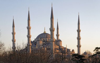 Türkiye, İstanbul, Sultanahmet İmparatorluk Camii 'nin (17. yüzyılda mimar Mehmet tarafından inşa edilen ve Mavi Cami olarak da bilinen) manzarası)