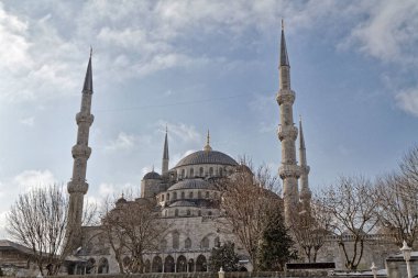 Türkiye, İstanbul, Sultanahmet İmparatorluk Camii 'nin (17. yüzyılda mimar Mehmet tarafından inşa edilen ve Mavi Cami olarak da bilinen) manzarası)