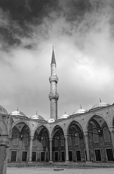 Türkiye, İstanbul, Sultanahmet İmparatorluk Camii 'nde kar, aynı zamanda Mavi Cami olarak da bilinir (17. yüzyılda mimar Mehmet tarafından inşa edilmiştir.)
