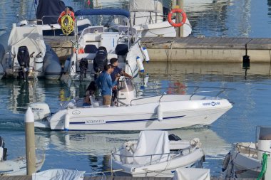 İtalya, Sicilya, Akdeniz, Marina di Ragusa (Ragusa Eyaleti); 6 Haziran 2021, limandaki bir motorlu tekne - EDITORIAL