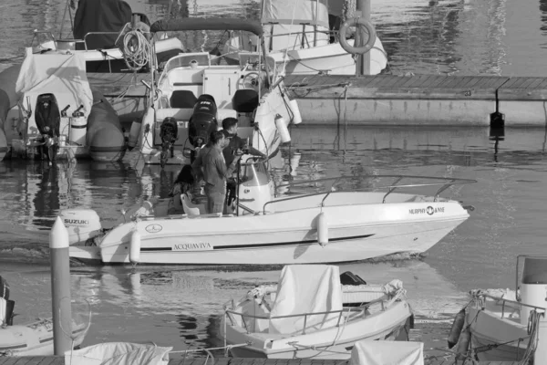 意大利 西西里 地中海 拉古萨海 拉古萨省 2021年6月6日 港口的一艘汽艇上的乘客 Editorial — 图库照片
