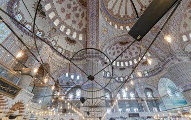 Türkiye, İstanbul, Sultanahmet İmparatorluk Camii 'nin içleri, aynı zamanda Mavi Cami olarak da bilinir (mimar Mehmet tarafından 17. yüzyılda inşa edilmiştir.)