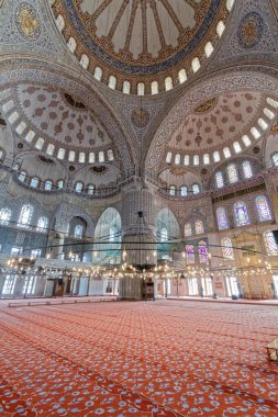 Türkiye, İstanbul, Sultanahmet İmparatorluk Camii 'nin içleri, aynı zamanda Mavi Cami olarak da bilinir (mimar Mehmet tarafından 17. yüzyılda inşa edilmiştir.)