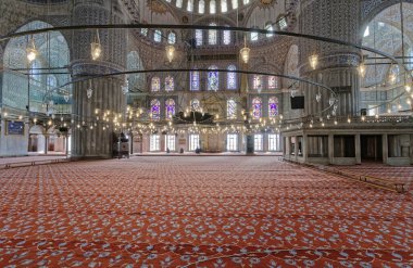 Türkiye, İstanbul, Sultanahmet İmparatorluk Camii 'nin içleri, aynı zamanda Mavi Cami olarak da bilinir (mimar Mehmet tarafından 17. yüzyılda inşa edilmiştir.)