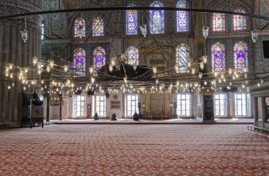 Türkiye, İstanbul, Sultanahmet İmparatorluk Camii 'nin içleri, aynı zamanda Mavi Cami olarak da bilinir (mimar Mehmet tarafından 17. yüzyılda inşa edilmiştir.)