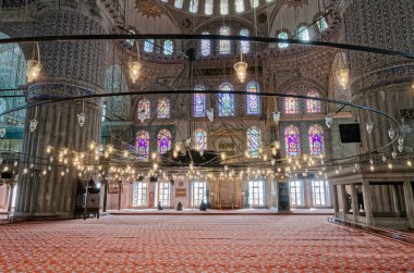Türkiye, İstanbul, Sultanahmet İmparatorluk Camii 'nin içleri, aynı zamanda Mavi Cami olarak da bilinir (mimar Mehmet tarafından 17. yüzyılda inşa edilmiştir.)
