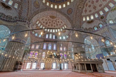 Türkiye, İstanbul, Sultanahmet İmparatorluk Camii 'nin içleri, aynı zamanda Mavi Cami olarak da bilinir (mimar Mehmet tarafından 17. yüzyılda inşa edilmiştir.)