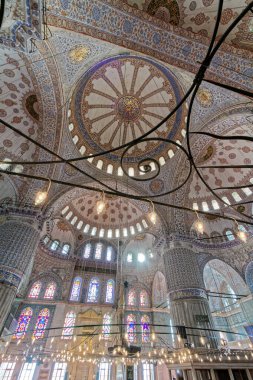 Türkiye, İstanbul, Sultanahmet İmparatorluk Camii 'nin içleri, aynı zamanda Mavi Cami olarak da bilinir (mimar Mehmet tarafından 17. yüzyılda inşa edilmiştir.)