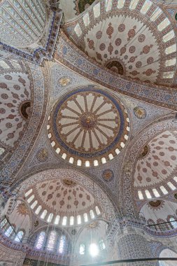 Türkiye, İstanbul, Sultanahmet İmparatorluk Camii 'nin içleri, aynı zamanda Mavi Cami olarak da bilinir (mimar Mehmet tarafından 17. yüzyılda inşa edilmiştir.)