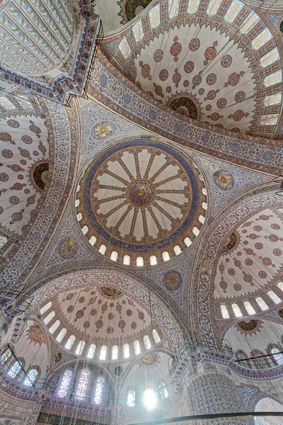 Türkiye, İstanbul, Sultanahmet İmparatorluk Camii 'nin içleri, aynı zamanda Mavi Cami olarak da bilinir (mimar Mehmet tarafından 17. yüzyılda inşa edilmiştir.)