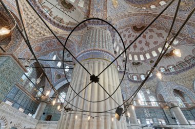Türkiye, İstanbul, Sultanahmet İmparatorluk Camii 'nin içleri, aynı zamanda Mavi Cami olarak da bilinir (mimar Mehmet tarafından 17. yüzyılda inşa edilmiştir.)