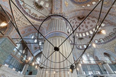 Türkiye, İstanbul, Sultanahmet İmparatorluk Camii 'nin içleri, aynı zamanda Mavi Cami olarak da bilinir (mimar Mehmet tarafından 17. yüzyılda inşa edilmiştir.)