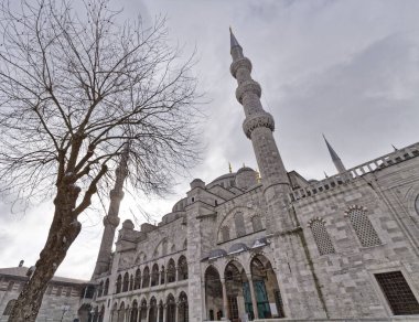 Türkiye, İstanbul, Sultanahmet İmparatorluk Camii 'nin (17. yüzyılda mimar Mehmet tarafından inşa edilen ve Mavi Cami olarak da bilinen) manzarası)
