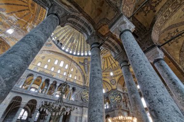 Türkiye, İstanbul, St. Sophia Camii (4. yüzyılda Büyük Costantine tarafından inşa edilmiş ve 6. yüzyılda Justinian tarafından yeniden inşa edilmiştir.)