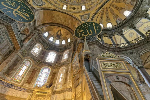 Türkiye, İstanbul, St. Sophia Camii (4. yüzyılda Büyük Costantine tarafından inşa edilmiş ve 6. yüzyılda Justinian tarafından yeniden inşa edilmiştir.)