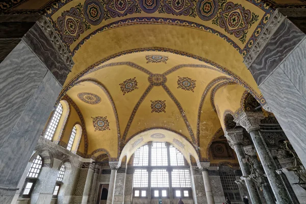 Türkiye, İstanbul, St. Sophia Camii (4. yüzyılda Büyük Costantine tarafından inşa edilmiş ve 6. yüzyılda Justinian tarafından yeniden inşa edilmiştir.)