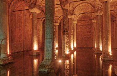 Türkiye, İstanbul, 6. yüzyılda Justinianus tarafından inşa edilen yeraltı Bazilika Sarnıcı hala kullanımda ve kent için önemli bir tatlı su kaynağı olmaya devam ediyor.