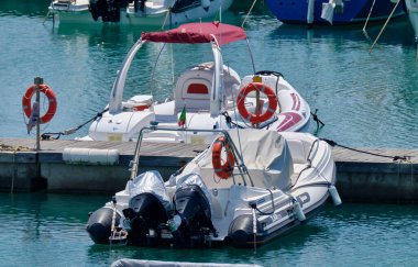 İtalya, Sicilya, Akdeniz, Marina di Ragusa (Ragusa ili); 11 Haziran 2021, limanda motorlu tekne - EDITORIAL