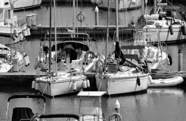 İtalya, Sicilya, Akdeniz, Marina di Ragusa (Ragusa ili); 11 Haziran 2021, limanda lüks yatlar - EDITORIAL