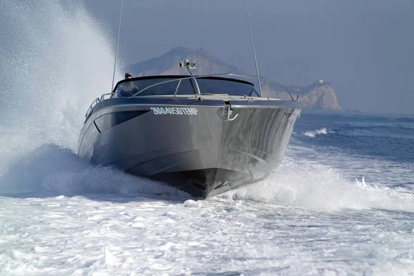 Italië Sicilië Middellandse Zee Man Die Een Luxe Jacht Bestuurt — Stockfoto