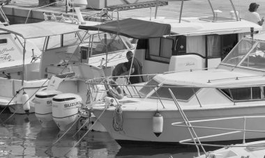 İtalya, Sicilya, Akdeniz, Marina di Ragusa (Ragusa Eyaleti); 12 Haziran 2021, erkekler limanda lüks bir yatta - EDITORIAL