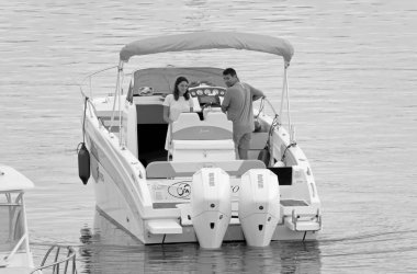 İtalya, Sicilya, Akdeniz, Marina di Ragusa (Ragusa ili); 12 Haziran 2021, limanda lüks bir yatta çift - EDITORIAL