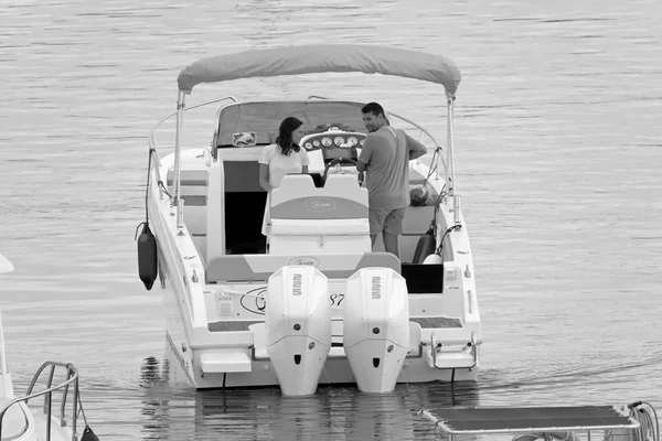 意大利 西西里 地中海 拉古萨海 拉古萨省 2021年6月12日 在港口的一艘豪华游艇上结为夫妻 Editorial — 图库照片