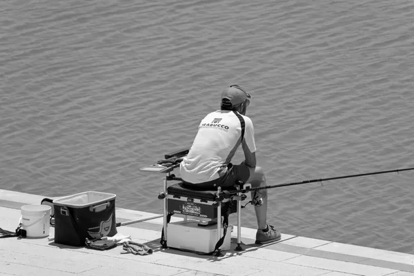 イタリア シチリア島 マリーナ ラグーザ ラグーザ州 6月2021 ポート内のスポーツ漁師釣り Editorial — ストック写真
