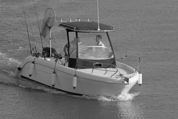 Italien Sicilien Medelhavet Marina Ragusa Ragusaprovinsen Juni 2021 Sportfiskare Motorbåt — Stockfoto