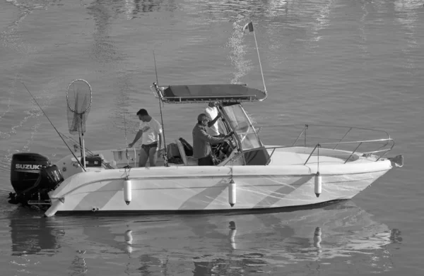 イタリア シチリア島 地中海 マリーナ ラグーザ ラグーザ州 2021年6月13日 港内のモーターボートに乗っているスポーツ漁師 Editorial — ストック写真