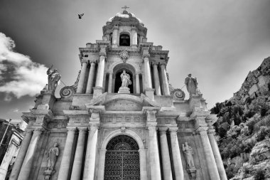 İtalya, Sicilya, Scicli (Ragusa Eyaleti), St. Bartolomeo Kilise Barok cephesi ve çan kulesi (M.S. 1500).)