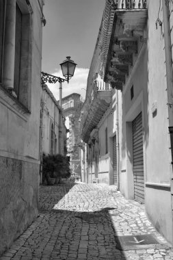 Arka planda İtalya, Sicilya, Scicli (Ragusa ili), eski barok binalar ve Barok Beneventano Sarayı cephesi yer almaktadır. 