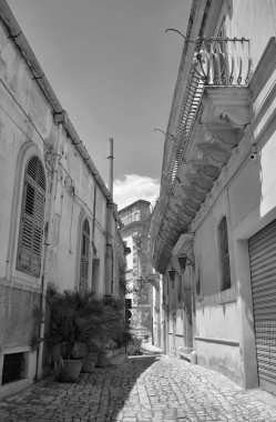 Arka planda İtalya, Sicilya, Scicli (Ragusa ili), eski barok binalar ve Barok Beneventano Sarayı cephesi yer almaktadır. 