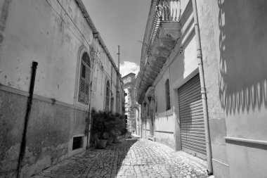 Arka planda İtalya, Sicilya, Scicli (Ragusa ili), eski barok binalar ve Barok Beneventano Sarayı cephesi yer almaktadır. 