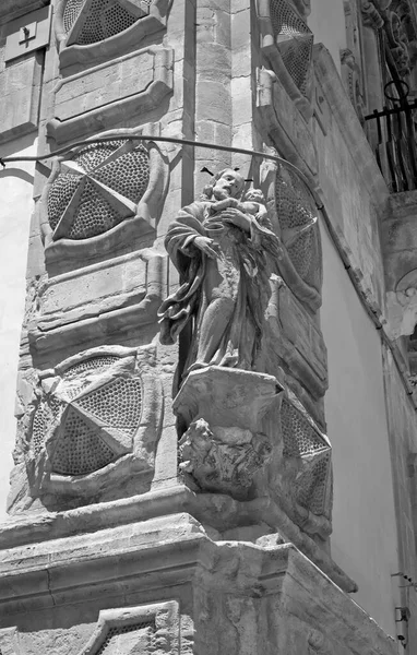 意大利 西西里 Scicli 拉古萨省 巴洛克贝内文塔诺宫立面 装饰雕像 公元18世纪 — 图库照片
