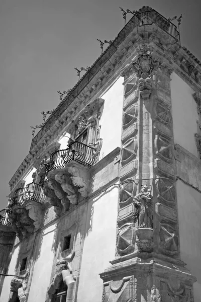 イタリア シチリア Scicli ラグーザ州 装飾像とバロックBeneventano宮殿のファサード 18世紀A — ストック写真