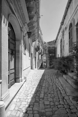 İtalya, Sicilya, Scicli (Ragusa eyaleti), merkezi taşla döşenmiş bir caddedeki barok binaların cepheleri.