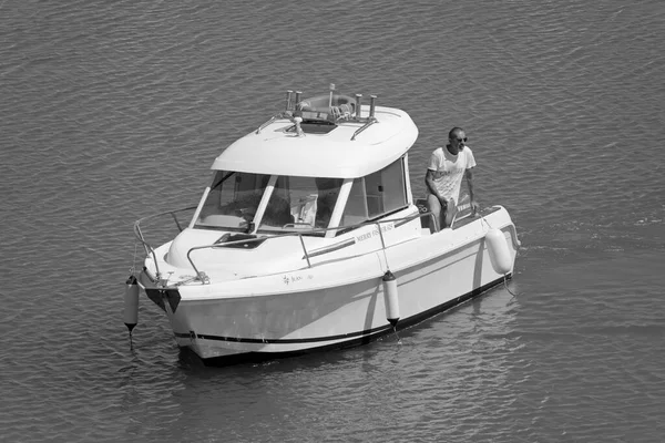意大利 西西里 地中海 拉古萨海 拉古萨省 2021年6月16日 港口一艘汽艇上的男子 Editorial — 图库照片
