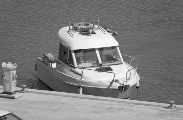 イタリア シチリア島 地中海 マリーナ ラグーザ ラグーザ州 2021年6月16日 港のモーターボートに乗っている男性 Editorial — ストック写真