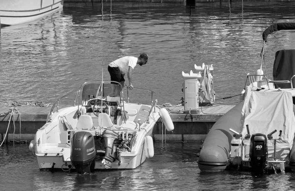 意大利 西西里 地中海 拉古萨海 拉古萨省 2021年6月17日 港口汽艇上的人 Editorial — 图库照片