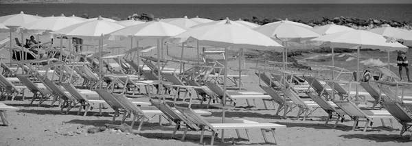 意大利 西西里 地中海 南部沙滩海岸线 普拉亚格朗德 拉古萨省 2021年6月18日 海滩上的遮阳伞和甲板座椅 Editorial — 图库照片