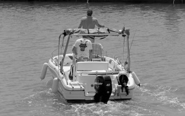 İtalya, Sicilya, Akdeniz, Marina di Ragusa (Ragusa Eyaleti); 19 Haziran 2021, limandaki bir motorlu tekne - EDITORIAL