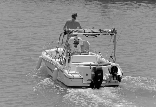 Italien Sicilien Medelhavet Marina Ragusa Ragusaprovinsen Juni 2021 Män Motorbåt — Stockfoto