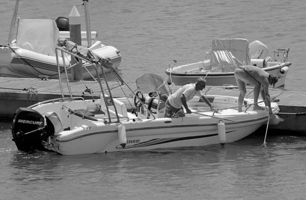 イタリア シチリア島 地中海 マリーナ ラグーザ ラグーザ州 6月2021 ポート内のモーターボート上の男性 Editorial — ストック写真