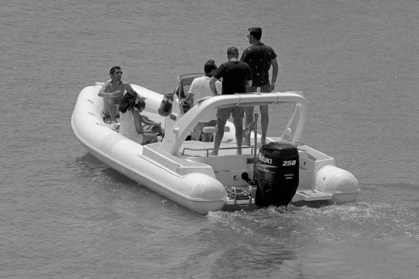 意大利 西西里 地中海 拉古萨海 拉古萨省 2021年6月19日 港口一艘橡皮船上的人 Editorial — 图库照片